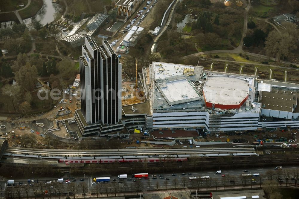 Hamburg from the bird's eye view: Renovation site of the Congress Center ( CCH ) on High-rise building of the hotel complex Radisson Blu on Marseiller Strasse in Hamburg, Germany