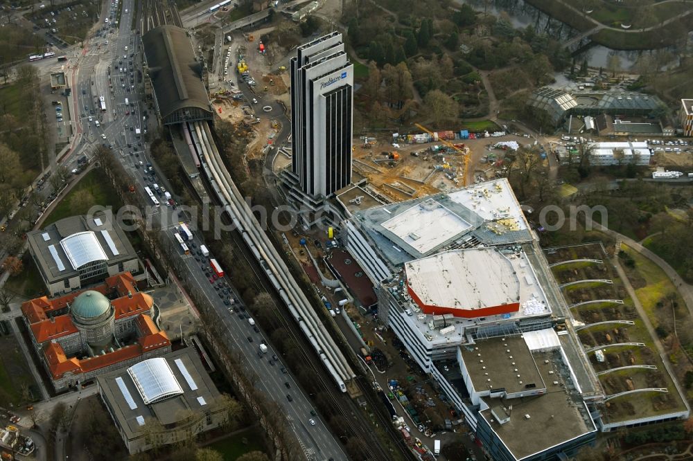 Aerial image Hamburg - Renovation site of the Congress Center ( CCH ) on High-rise building of the hotel complex Radisson Blu on Marseiller Strasse in Hamburg, Germany