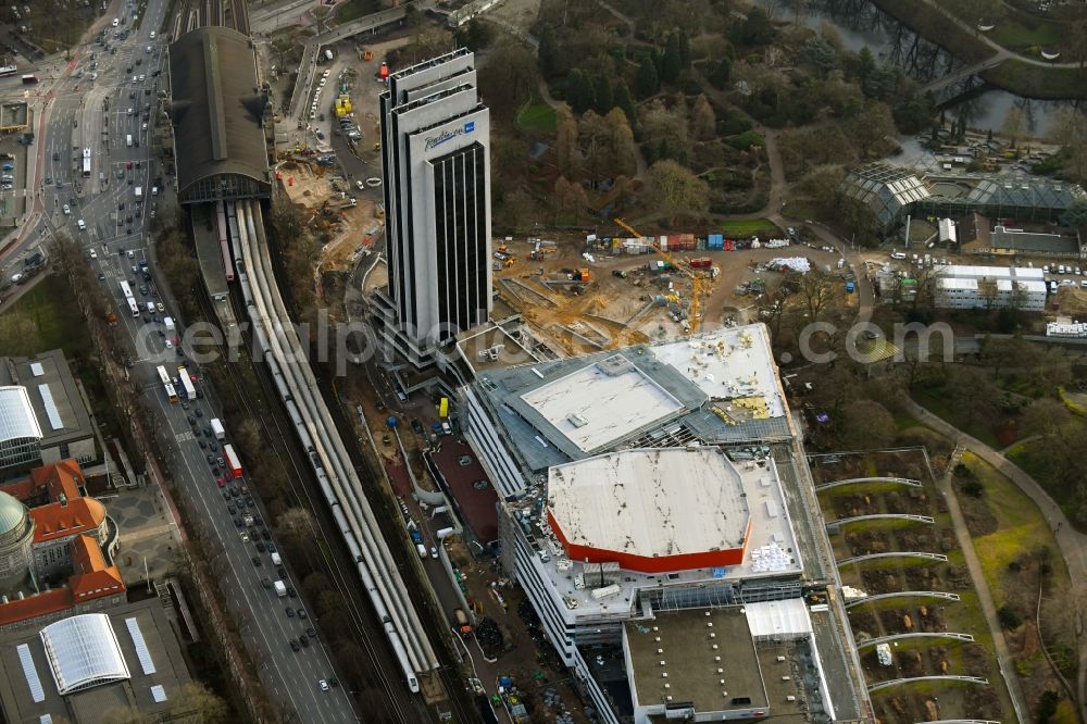 Aerial photograph Hamburg - Renovation site of the Congress Center ( CCH ) on High-rise building of the hotel complex Radisson Blu on Marseiller Strasse in Hamburg, Germany