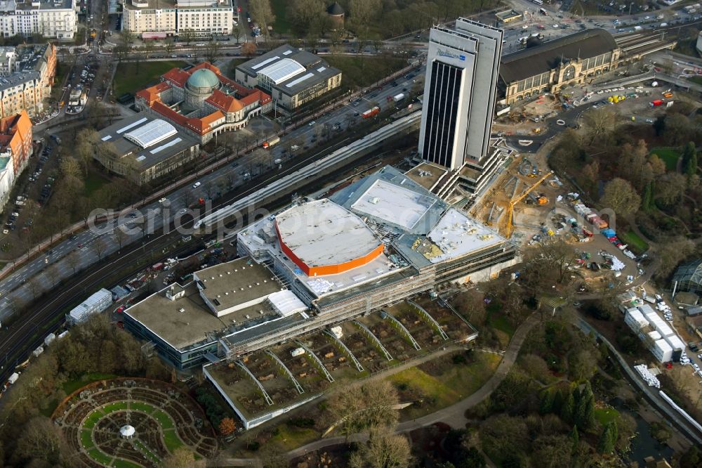 Hamburg from the bird's eye view: Renovation site of the Congress Center ( CCH ) on High-rise building of the hotel complex Radisson Blu on Marseiller Strasse in Hamburg, Germany