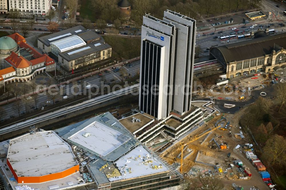 Aerial image Hamburg - Renovation site of the Congress Center ( CCH ) on High-rise building of the hotel complex Radisson Blu on Marseiller Strasse in Hamburg, Germany