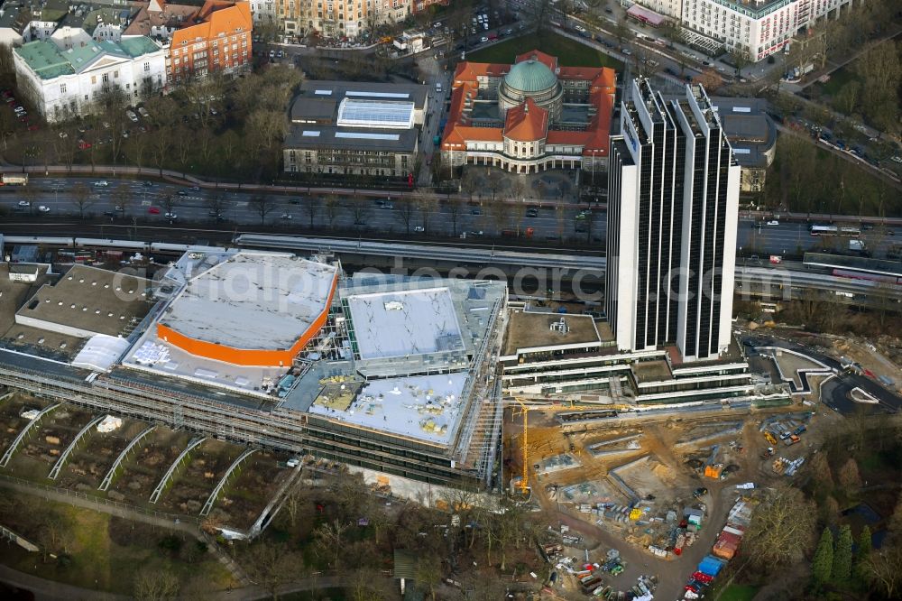 Hamburg from the bird's eye view: Renovation site of the Congress Center ( CCH ) on High-rise building of the hotel complex Radisson Blu on Marseiller Strasse in Hamburg, Germany