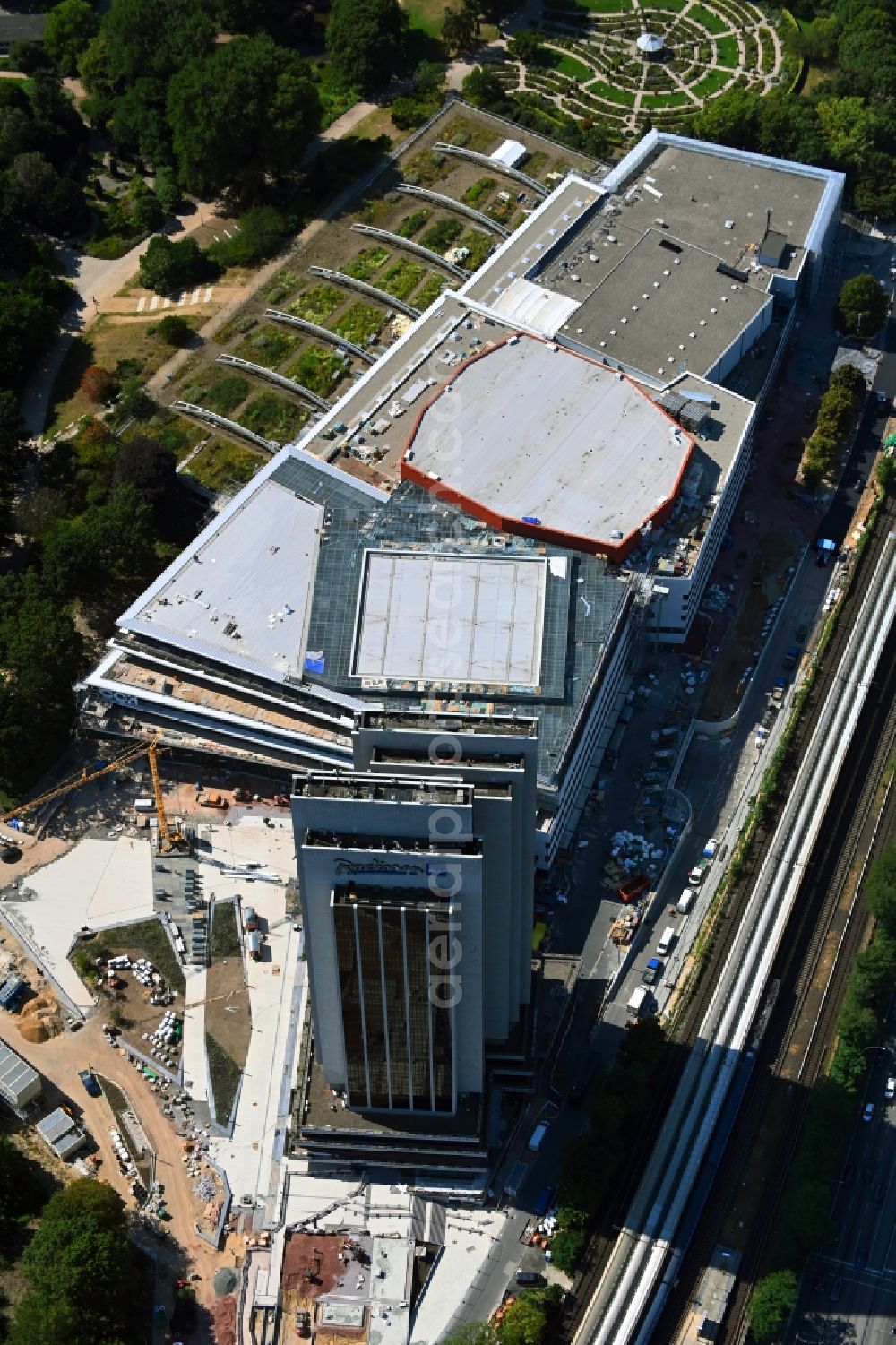 Aerial photograph Hamburg - Renovation site of the Congress Center ( CCH ) on High-rise building of the hotel complex Radisson Blu on Marseiller Strasse in Hamburg, Germany