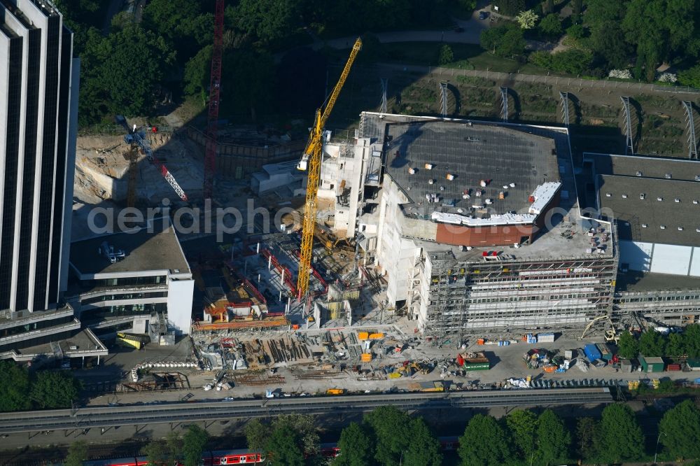 Aerial photograph Hamburg - Renovation site of the Congress Center ( CCH ) on High-rise building of the hotel complex Radisson Blu on Marseiller Strasse in Hamburg, Germany