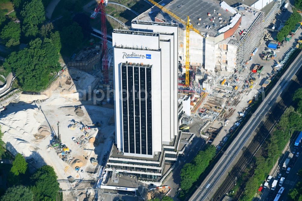 Hamburg from the bird's eye view: Renovation site of the Congress Center ( CCH ) on High-rise building of the hotel complex Radisson Blu on Marseiller Strasse in Hamburg, Germany