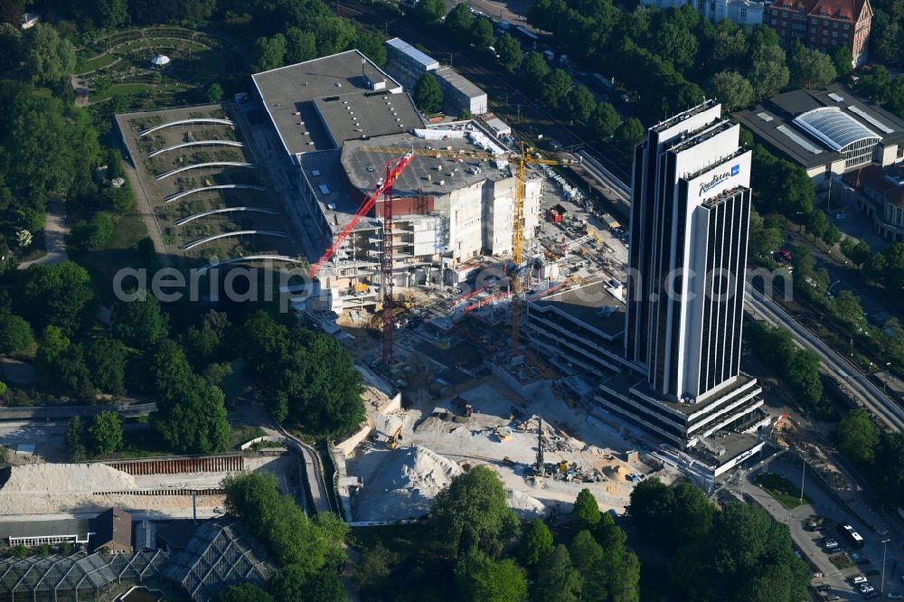 Aerial image Hamburg - Renovation site of the Congress Center ( CCH ) on High-rise building of the hotel complex Radisson Blu on Marseiller Strasse in Hamburg, Germany