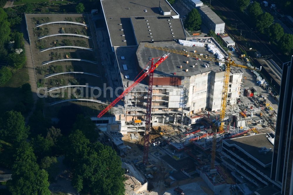 Aerial photograph Hamburg - Renovation site of the Congress Center ( CCH ) on High-rise building of the hotel complex Radisson Blu on Marseiller Strasse in Hamburg, Germany