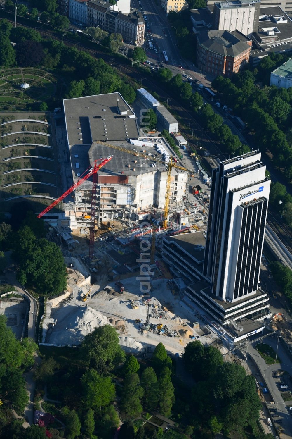 Hamburg from above - Renovation site of the Congress Center ( CCH ) on High-rise building of the hotel complex Radisson Blu on Marseiller Strasse in Hamburg, Germany