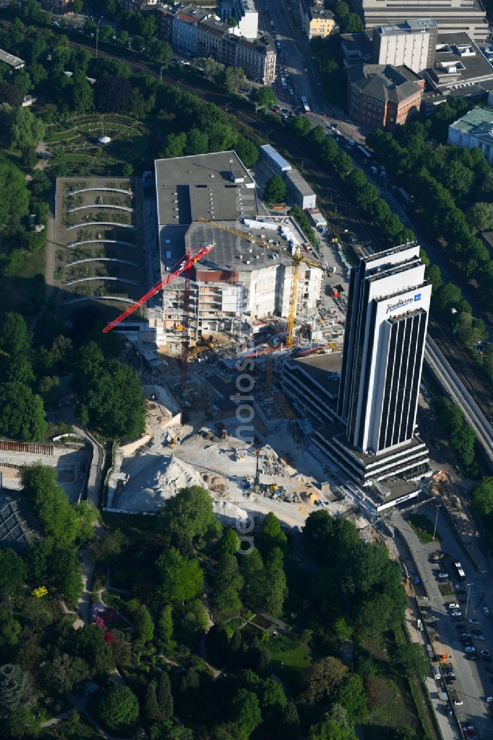 Hamburg from the bird's eye view: Renovation site of the Congress Center ( CCH ) on High-rise building of the hotel complex Radisson Blu on Marseiller Strasse in Hamburg, Germany