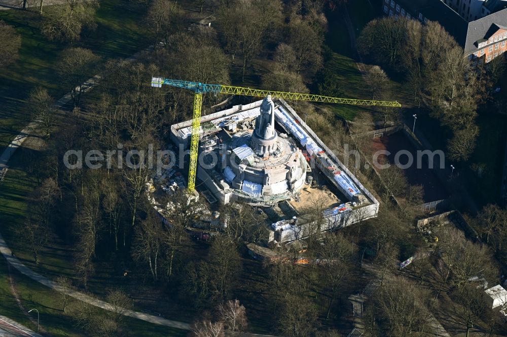 Hamburg from above - Construction site Tourist attraction of the historic monument Bismarck-Denkmal in the Alter Elbpark in the district Sankt Pauli in Hamburg, Germany