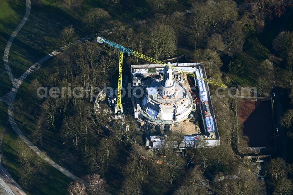 Aerial photograph Hamburg - Construction site Tourist attraction of the historic monument Bismarck-Denkmal in the Alter Elbpark in the district Sankt Pauli in Hamburg, Germany