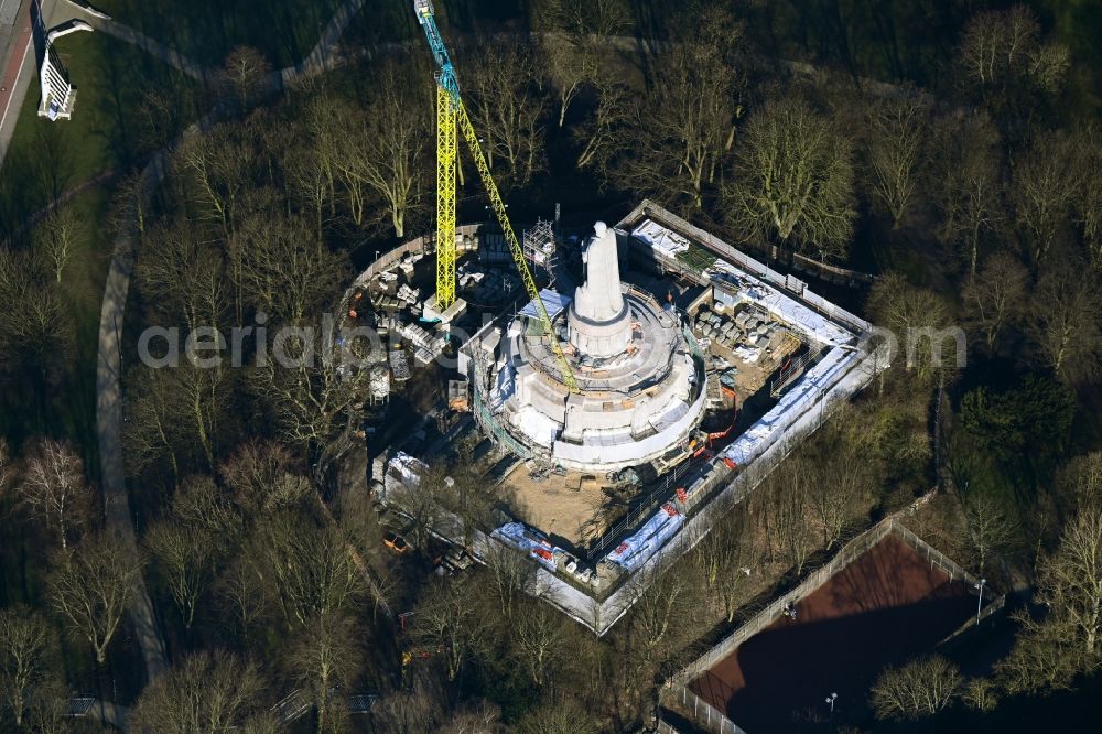 Hamburg from the bird's eye view: Construction site Tourist attraction of the historic monument Bismarck-Denkmal in the Alter Elbpark in the district Sankt Pauli in Hamburg, Germany