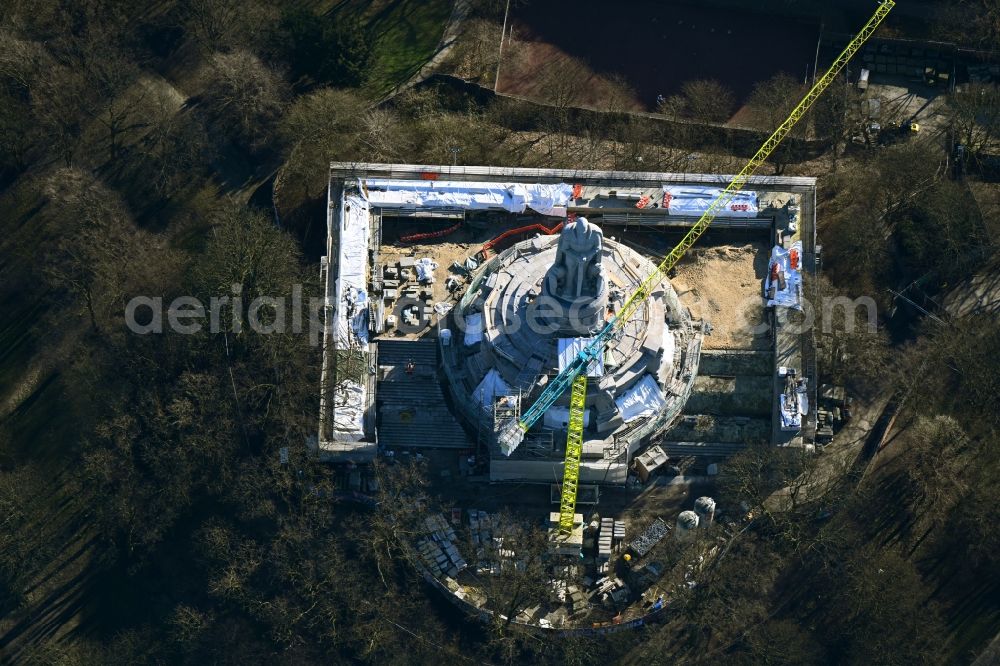 Hamburg from the bird's eye view: Construction site Tourist attraction of the historic monument Bismarck-Denkmal in the Alter Elbpark in the district Sankt Pauli in Hamburg, Germany