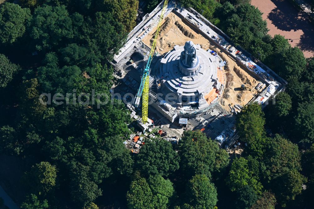 Aerial image Hamburg - Construction site Tourist attraction of the historic monument Bismarck-Denkmal in the Alter Elbpark in the district Sankt Pauli in Hamburg, Germany