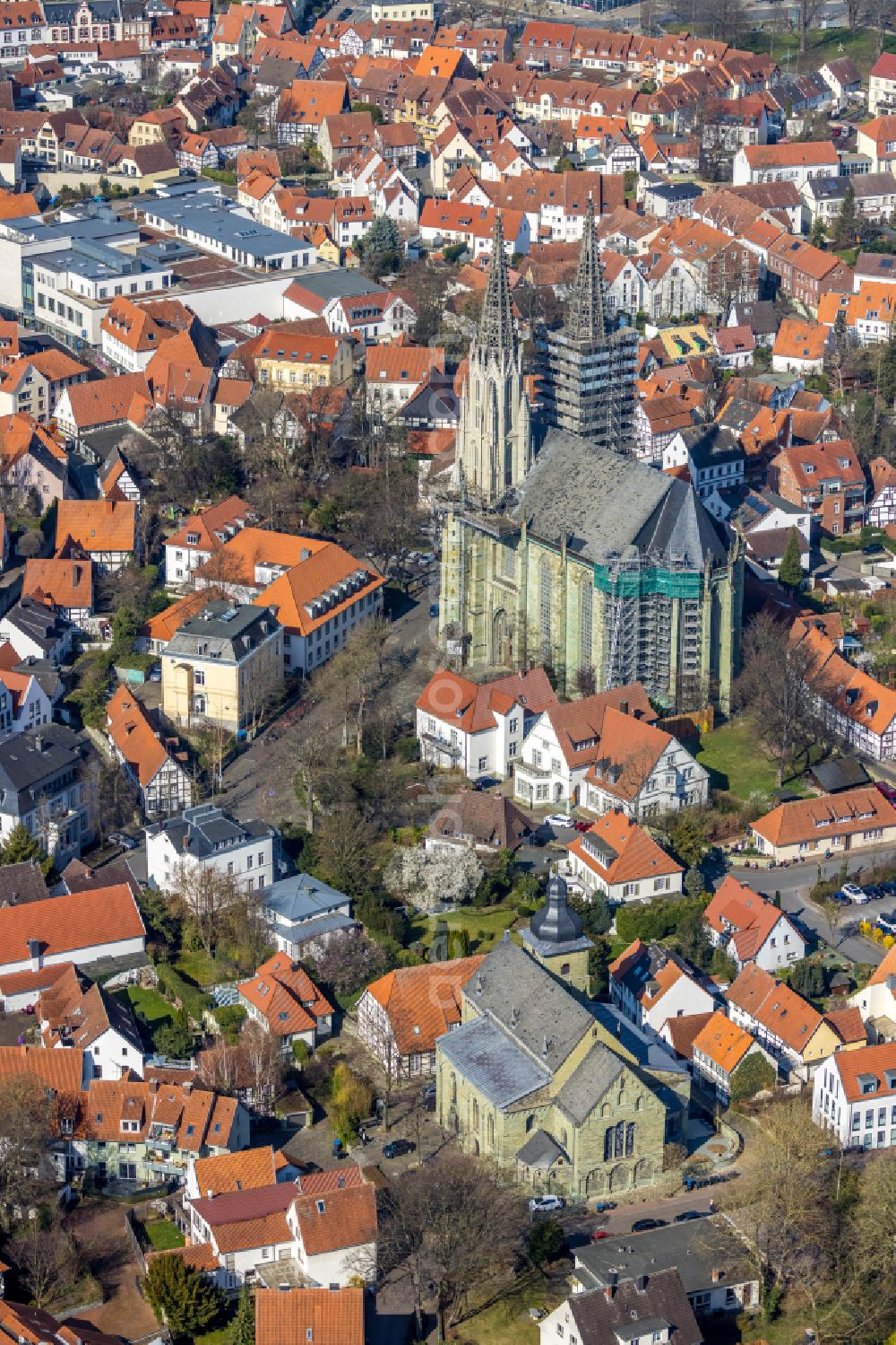 Soest from the bird's eye view: Construction site of the historic monument on Kirchengebaeude of Sankt Maria to the Wiese on Wiesenstrasse in Soest in the state North Rhine-Westphalia, Germany