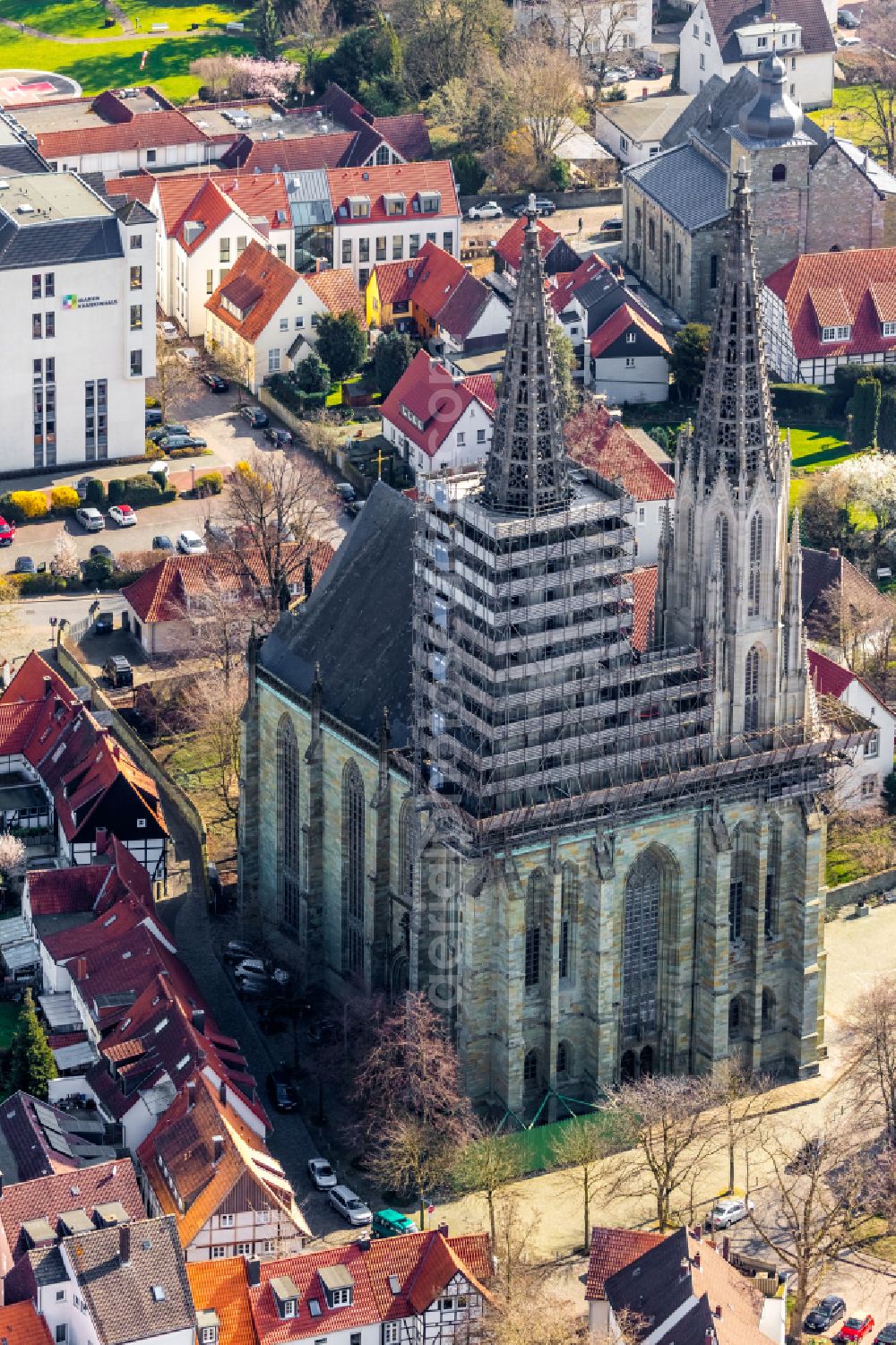 Soest from above - Construction site of the historic monument on Kirchengebaeude of Sankt Maria to the Wiese on Wiesenstrasse in Soest in the state North Rhine-Westphalia, Germany