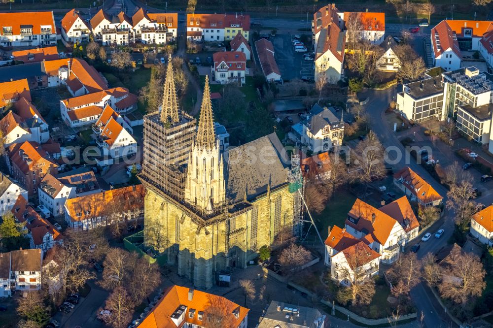 Soest from the bird's eye view: Construction site of the historic monument on Kirchengebaeude of Sankt Maria to the Wiese on Wiesenstrasse in Soest in the state North Rhine-Westphalia, Germany