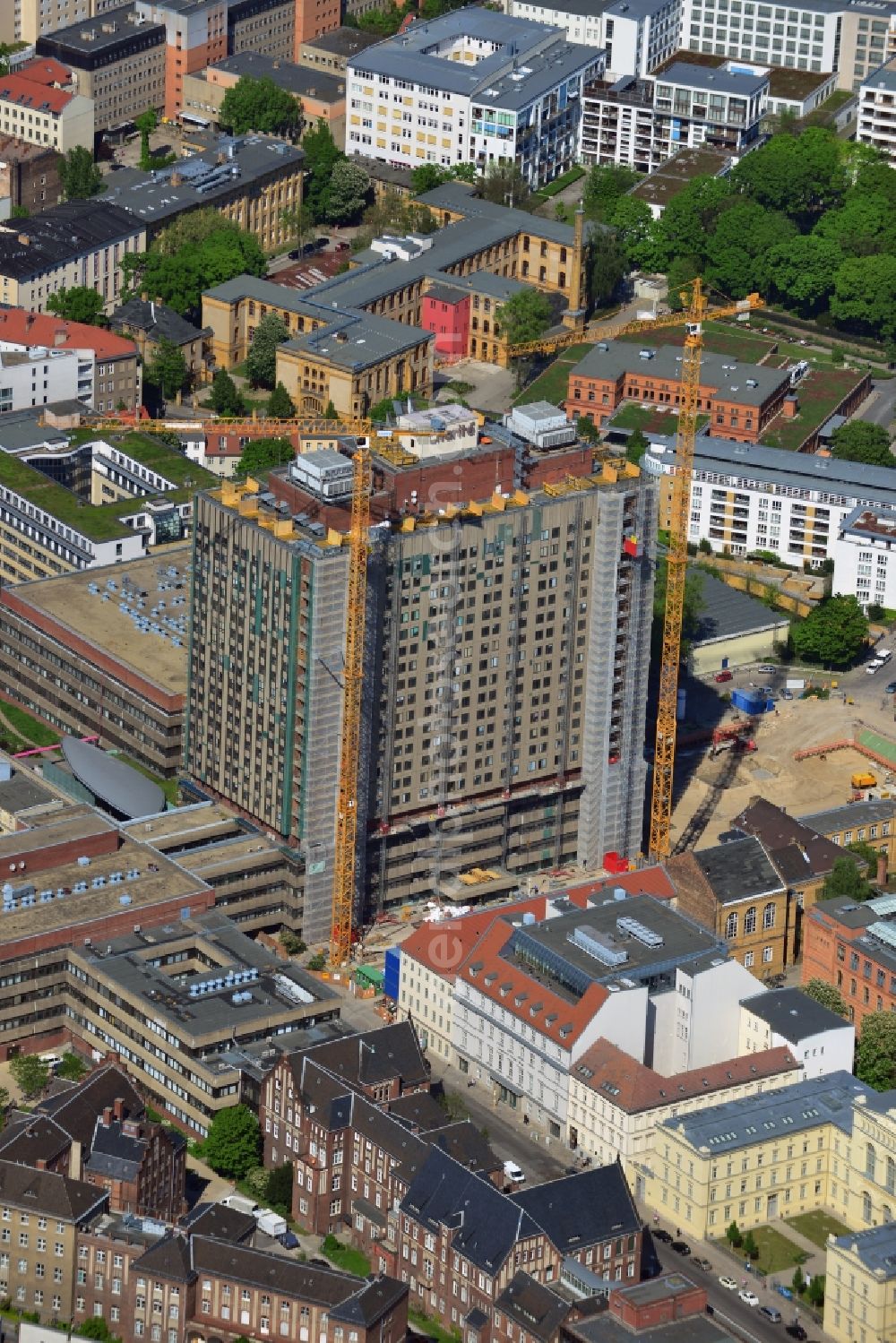 Aerial photograph Berlin Mitte - View of Renovation and conversion work on the high house of the bed tower at the University Hospital Charité Campus Mitte (CCM) in the district of Mitte in Berlin