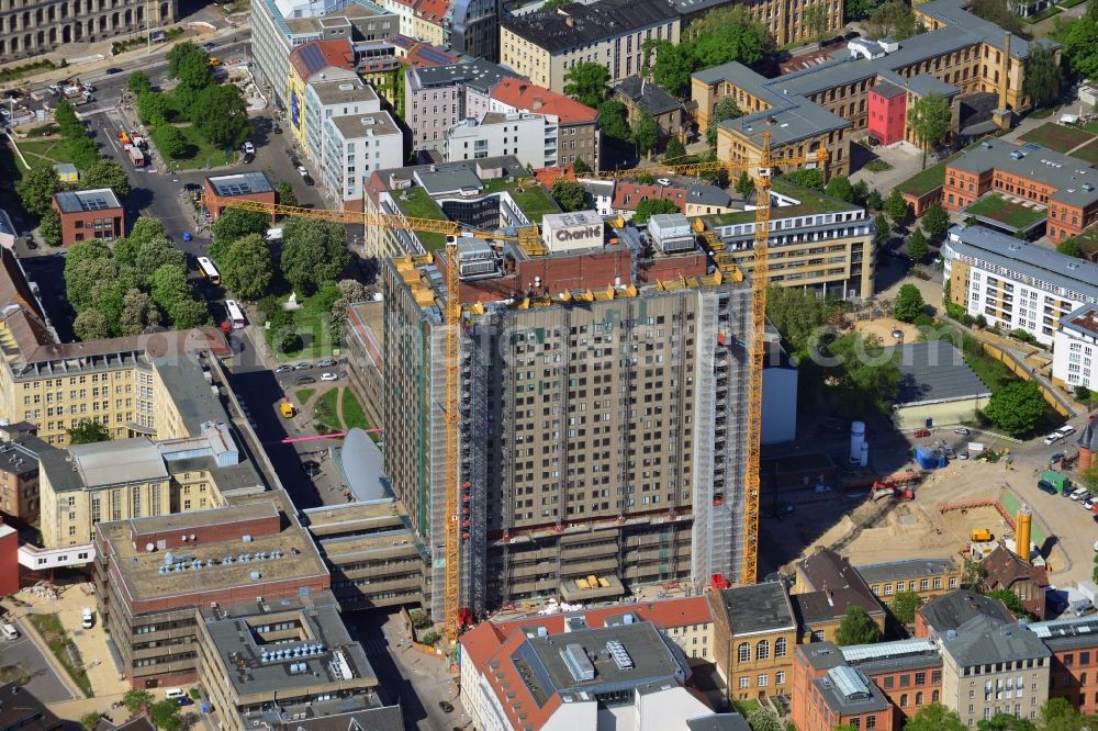 Berlin Mitte from the bird's eye view: View of Renovation and conversion work on the high house of the bed tower at the University Hospital Charité Campus Mitte (CCM) in the district of Mitte in Berlin