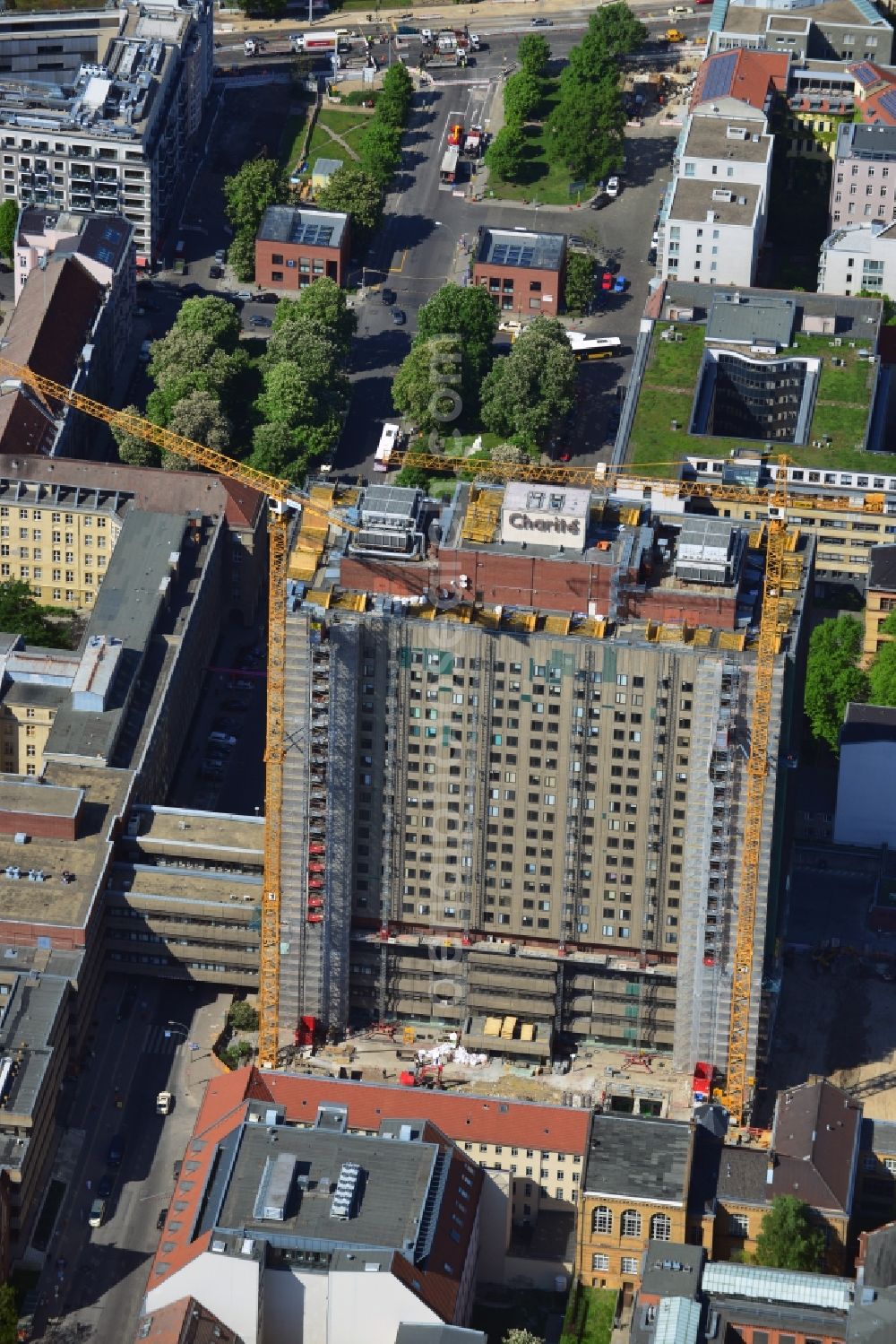 Aerial image Berlin Mitte - View of Renovation and conversion work on the high house of the bed tower at the University Hospital Charité Campus Mitte (CCM) in the district of Mitte in Berlin