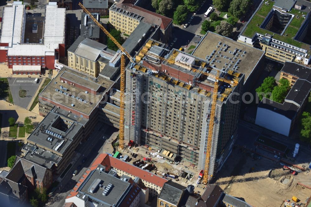 Aerial photograph Berlin Mitte - View of Renovation and conversion work on the high house of the bed tower at the University Hospital Charité Campus Mitte (CCM) in the district of Mitte in Berlin