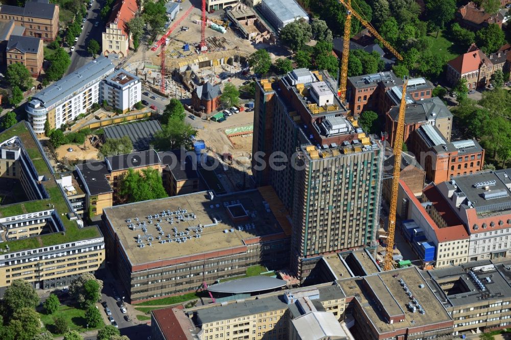 Berlin Mitte from the bird's eye view: View of Renovation and conversion work on the high house of the bed tower at the University Hospital Charité Campus Mitte (CCM) in the district of Mitte in Berlin