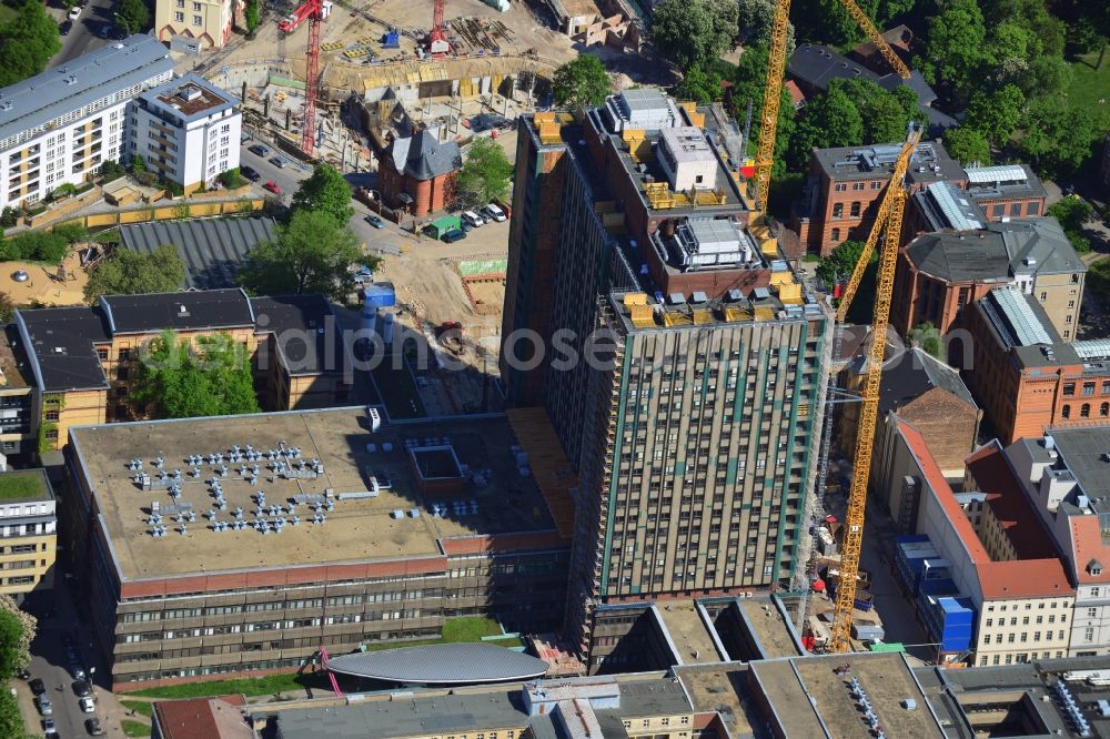 Aerial image Berlin Mitte - View of Renovation and conversion work on the high house of the bed tower at the University Hospital Charité Campus Mitte (CCM) in the district of Mitte in Berlin