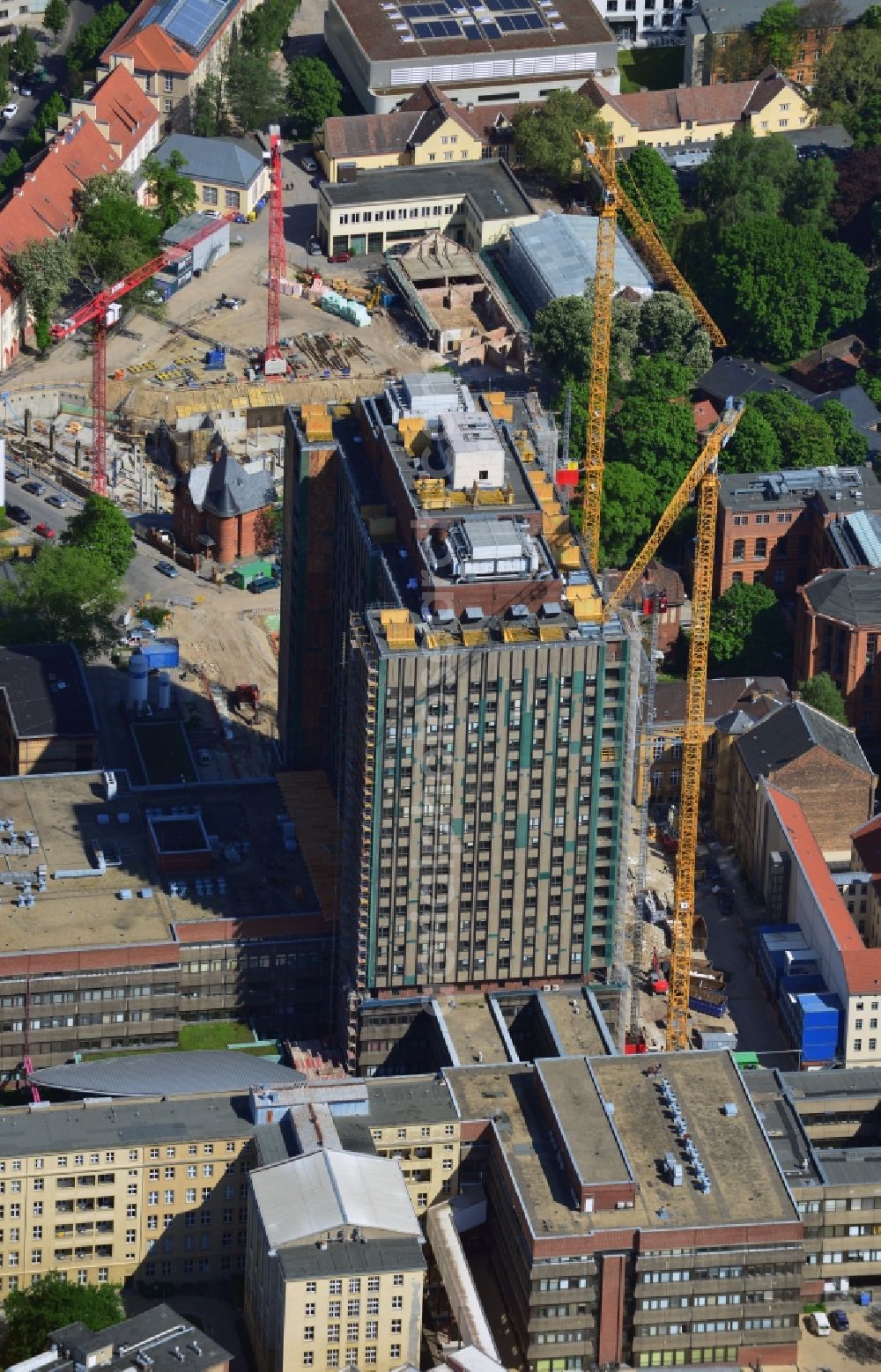 Aerial photograph Berlin Mitte - View of Renovation and conversion work on the high house of the bed tower at the University Hospital Charité Campus Mitte (CCM) in the district of Mitte in Berlin