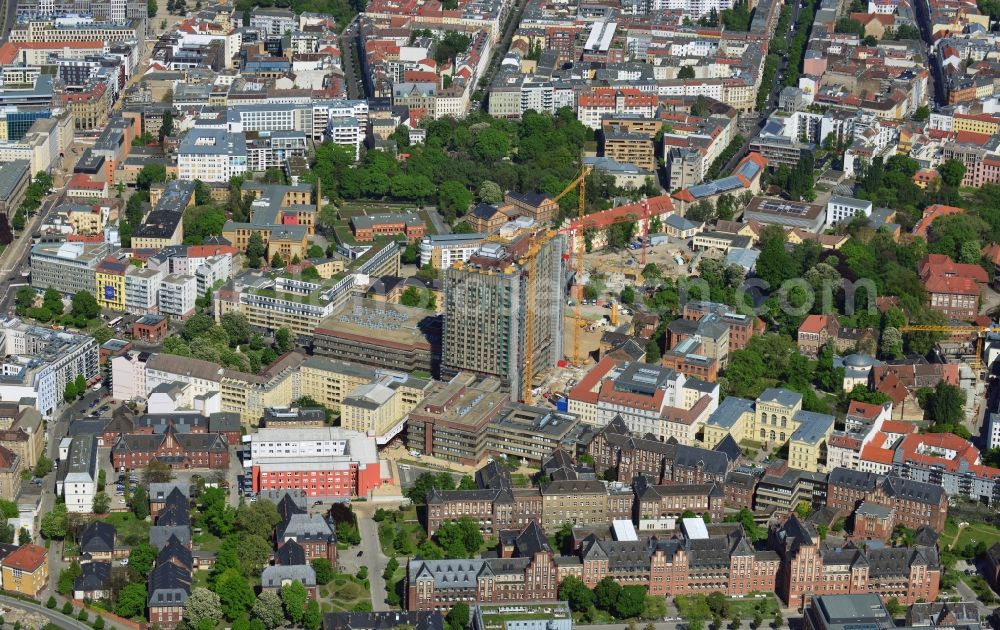 Berlin Mitte from the bird's eye view: View of Renovation and conversion work on the high house of the bed tower at the University Hospital Charité Campus Mitte (CCM) in the district of Mitte in Berlin