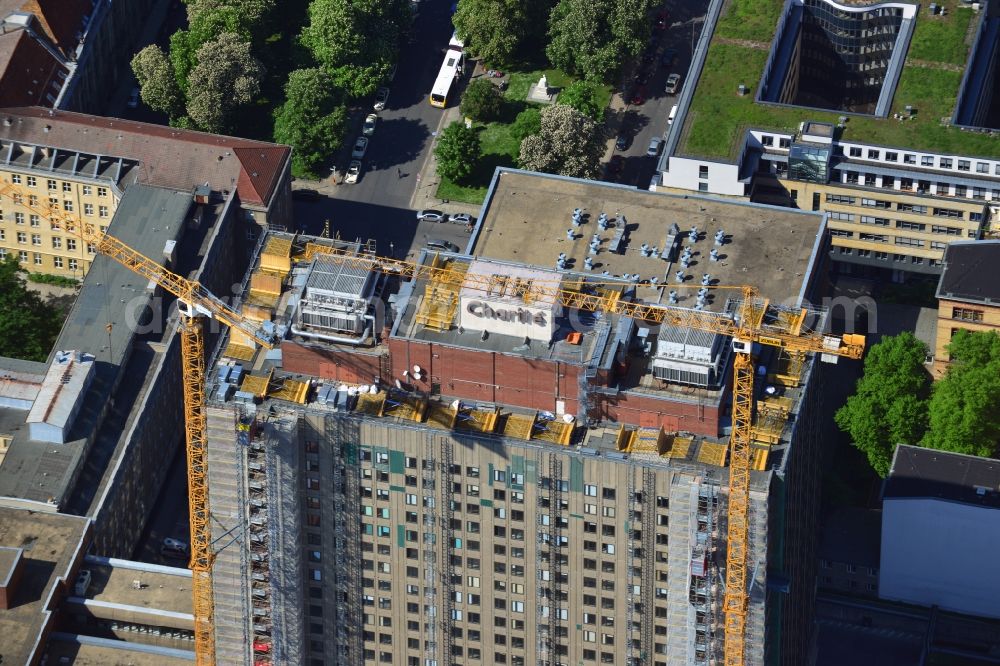 Aerial image Berlin Mitte - View of Renovation and conversion work on the high house of the bed tower at the University Hospital Charité Campus Mitte (CCM) in the district of Mitte in Berlin