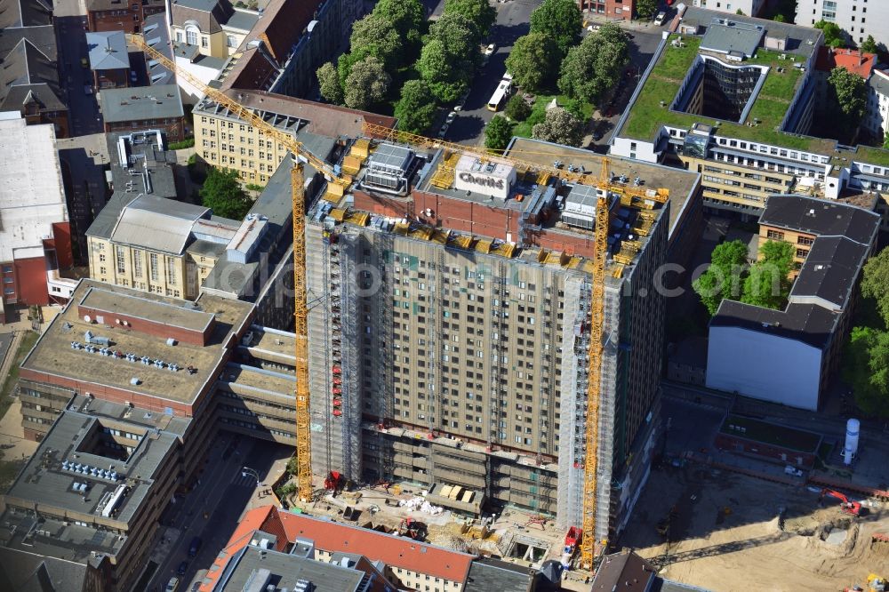 Aerial photograph Berlin Mitte - View of Renovation and conversion work on the high house of the bed tower at the University Hospital Charité Campus Mitte (CCM) in the district of Mitte in Berlin