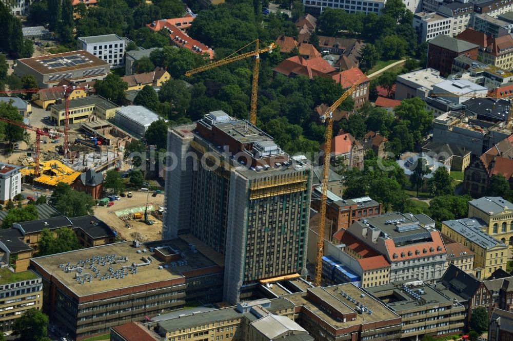 Aerial photograph Berlin Mitte - View of Renovation and conversion work on the high house of the bed tower at the University Hospital Charité Campus Mitte (CCM) in the district of Mitte in Berlin