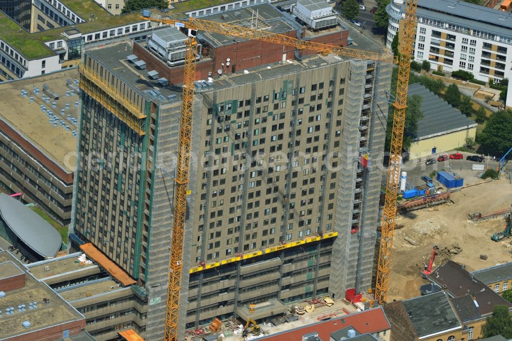 Berlin Mitte from the bird's eye view: View of Renovation and conversion work on the high house of the bed tower at the University Hospital Charité Campus Mitte (CCM) in the district of Mitte in Berlin