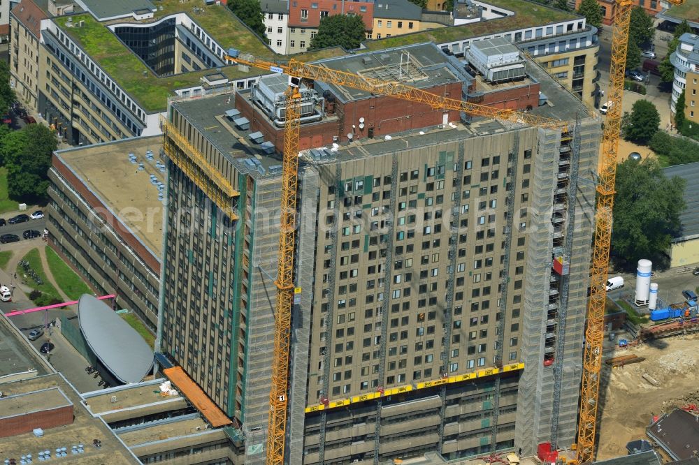 Aerial image Berlin Mitte - View of Renovation and conversion work on the high house of the bed tower at the University Hospital Charité Campus Mitte (CCM) in the district of Mitte in Berlin