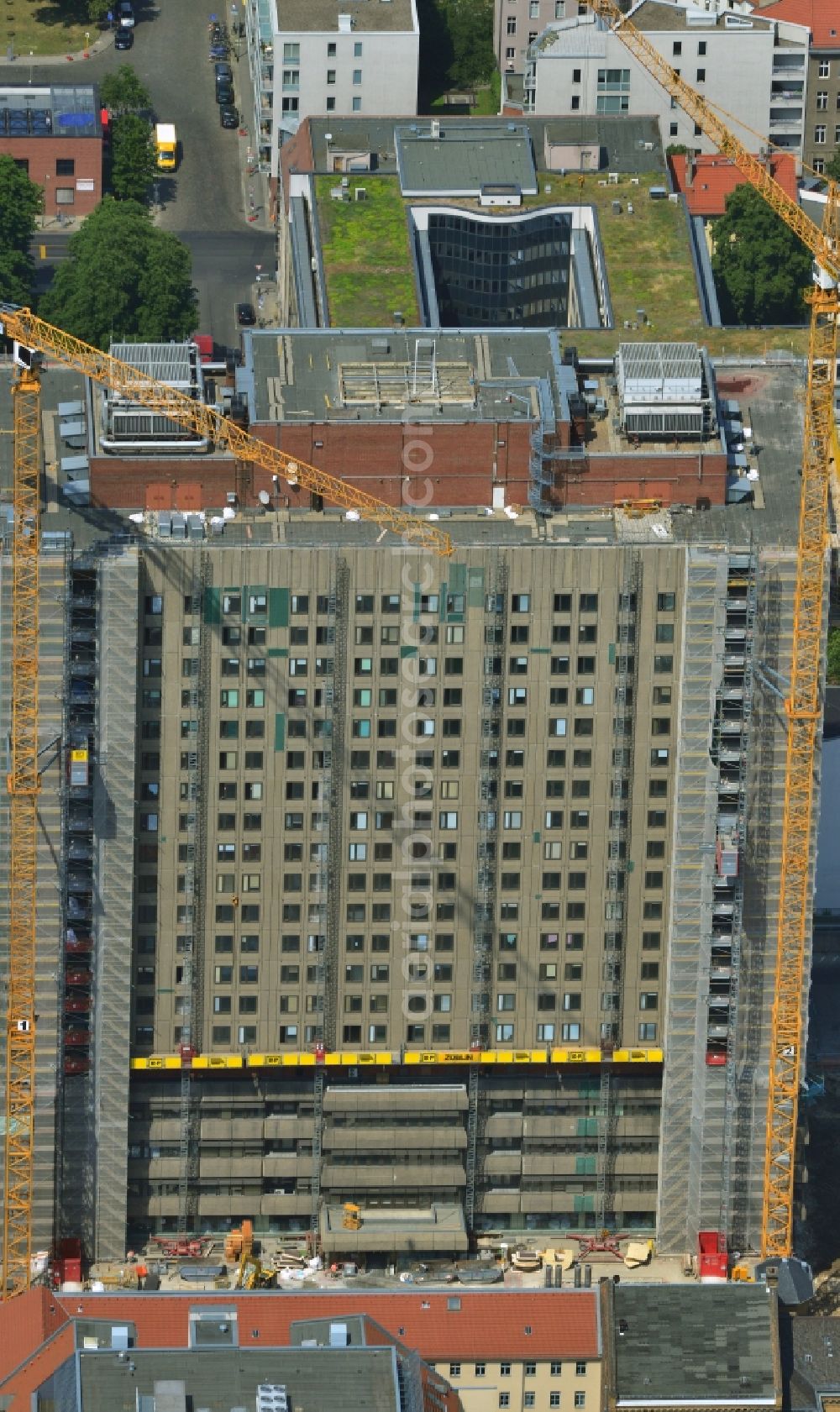 Aerial photograph Berlin Mitte - View of Renovation and conversion work on the high house of the bed tower at the University Hospital Charité Campus Mitte (CCM) in the district of Mitte in Berlin