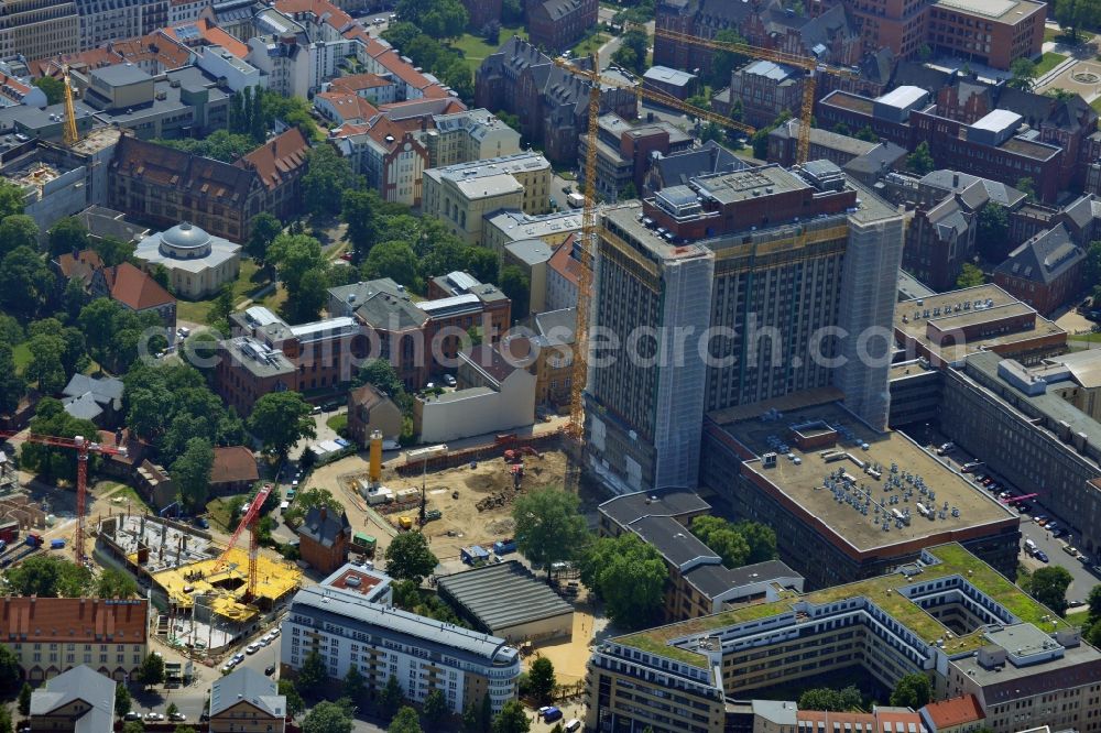 Aerial image Berlin Mitte - View of Renovation and conversion work on the high house of the bed tower at the University Hospital Charité Campus Mitte (CCM) in the district of Mitte in Berlin