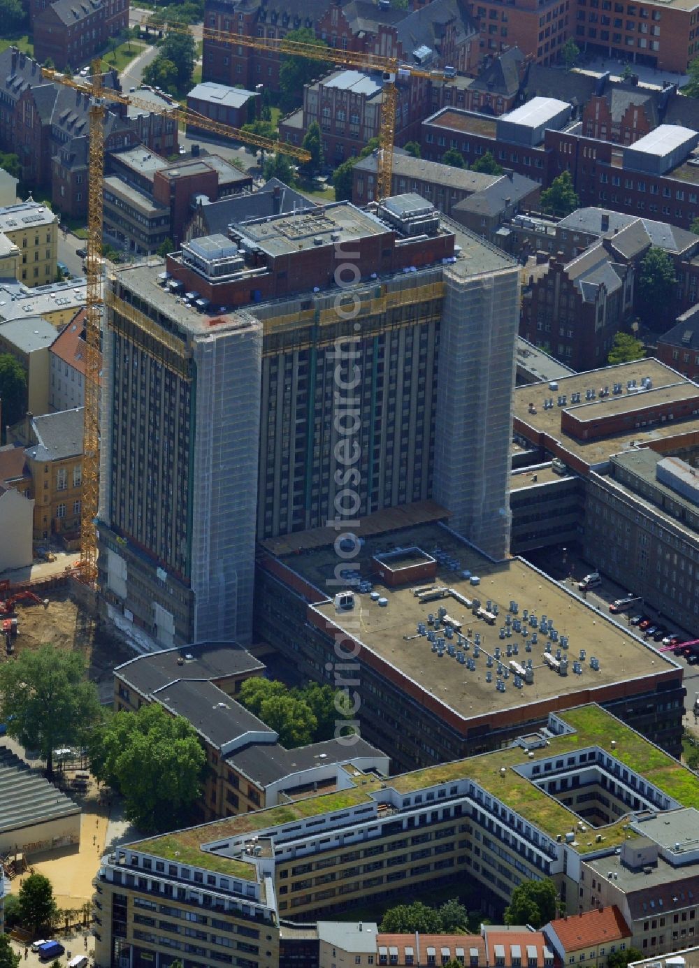 Aerial photograph Berlin Mitte - View of Renovation and conversion work on the high house of the bed tower at the University Hospital Charité Campus Mitte (CCM) in the district of Mitte in Berlin