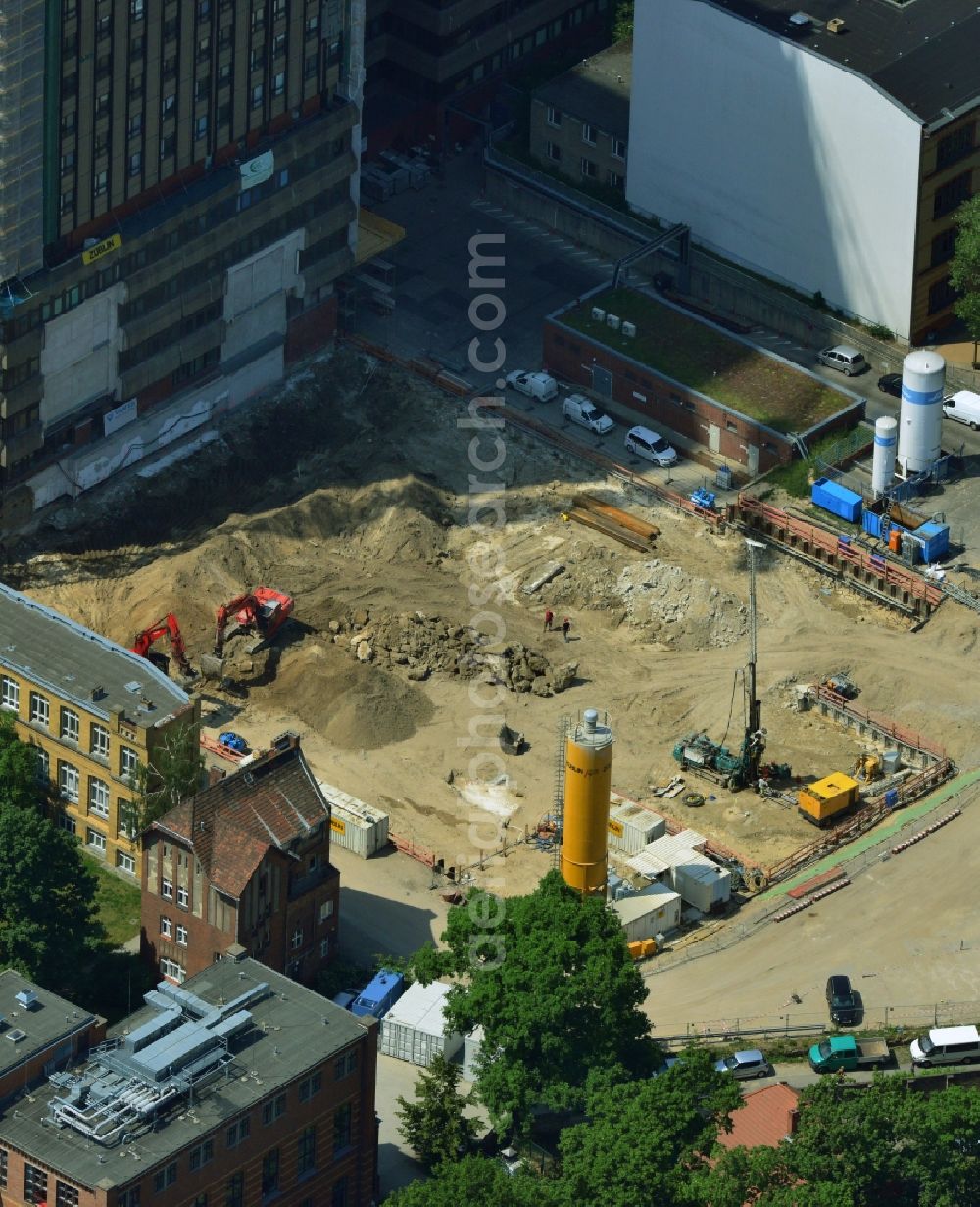 Aerial photograph Berlin Mitte - View of Renovation and conversion work on the high house of the bed tower at the University Hospital Charité Campus Mitte (CCM) in the district of Mitte in Berlin