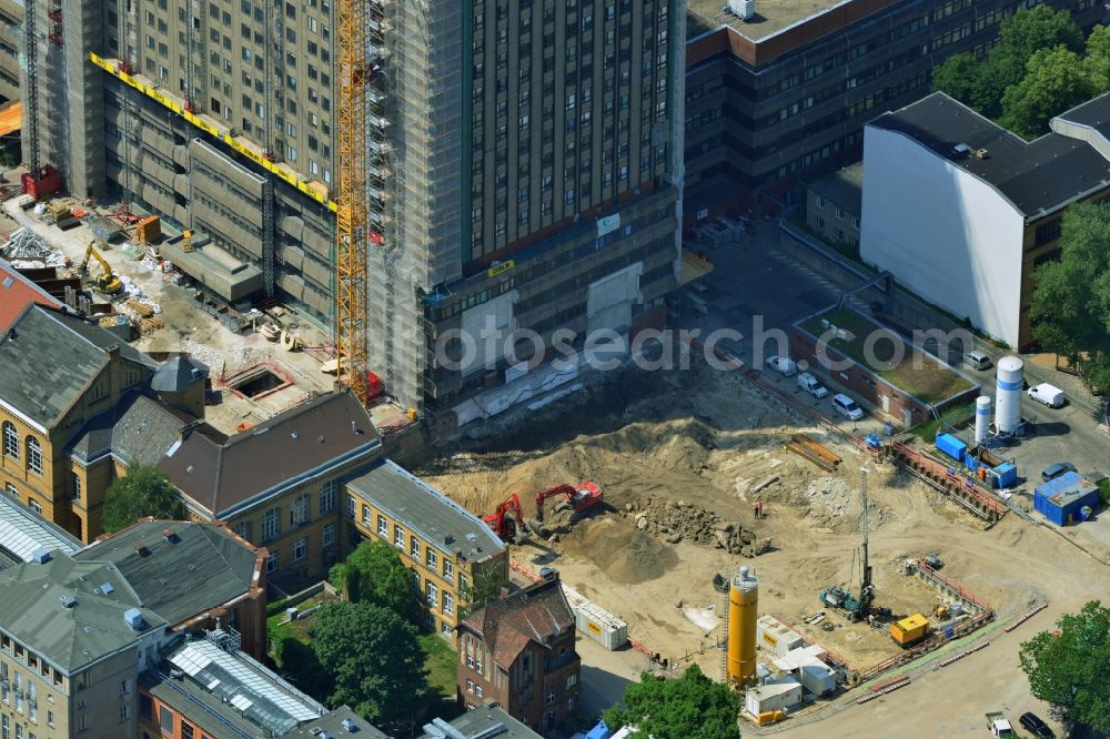 Berlin Mitte from the bird's eye view: View of Renovation and conversion work on the high house of the bed tower at the University Hospital Charité Campus Mitte (CCM) in the district of Mitte in Berlin