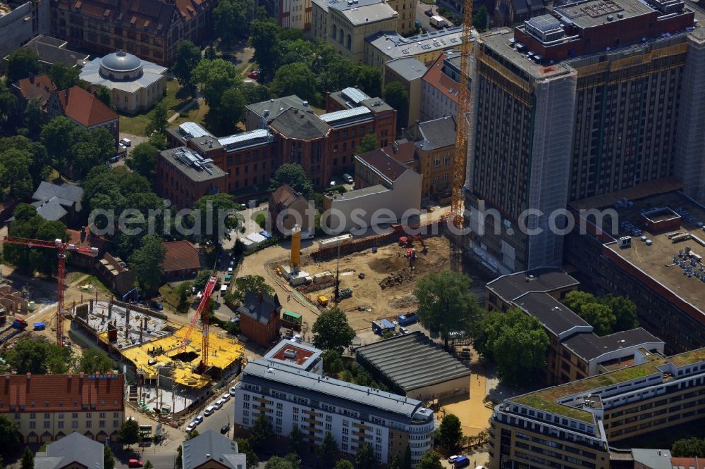 Berlin Mitte from the bird's eye view: View of Renovation and conversion work on the high house of the bed tower at the University Hospital Charité Campus Mitte (CCM) in the district of Mitte in Berlin