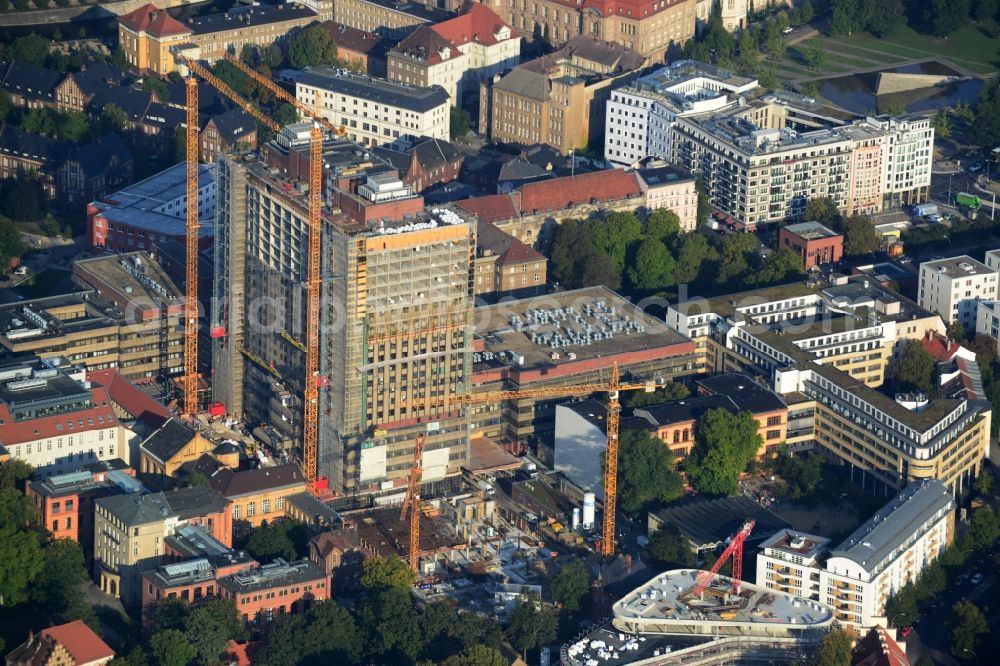 Berlin Mitte from the bird's eye view: View of Renovation and conversion work on the high house of the bed tower at the University Hospital Charité Campus Mitte (CCM) in the district of Mitte in Berlin