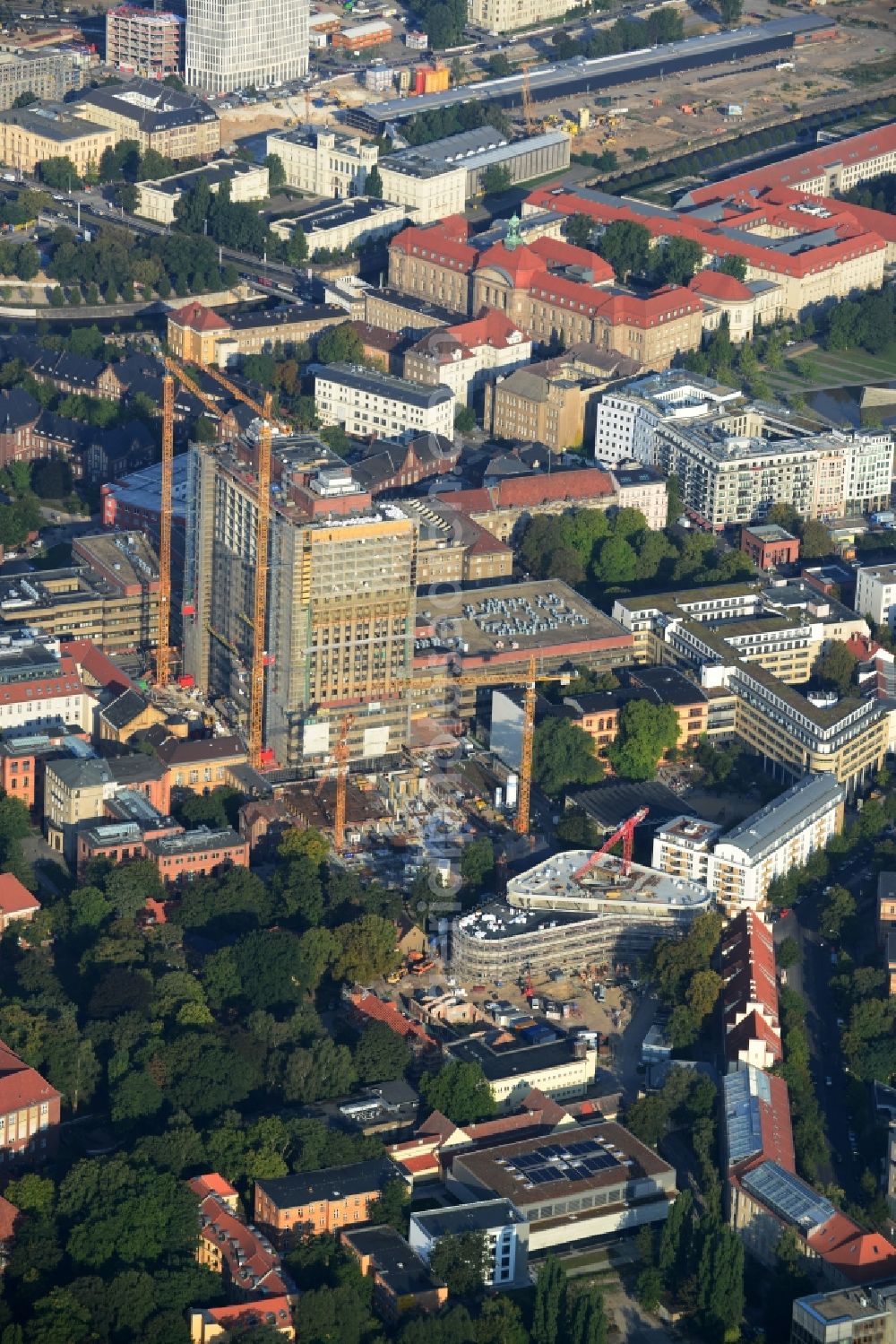 Berlin Mitte from the bird's eye view: View of Renovation and conversion work on the high house of the bed tower at the University Hospital Charité Campus Mitte (CCM) in the district of Mitte in Berlin