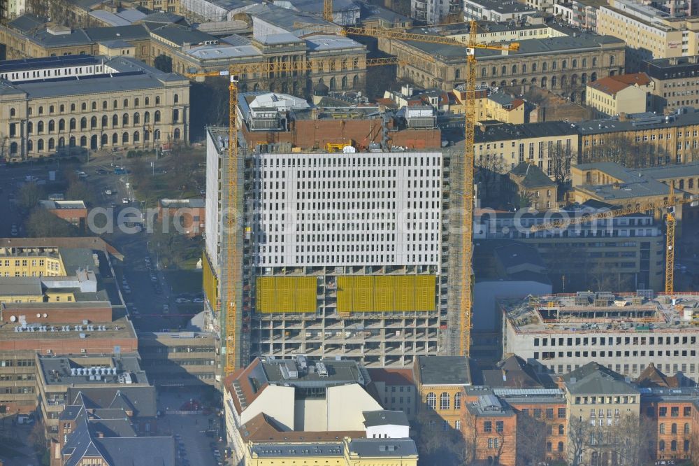 Aerial image Berlin - View of Renovation and conversion work on the high house of the bed tower at the University Hospital Charité Campus Mitte (CCM) in the district of Mitte in Berlin