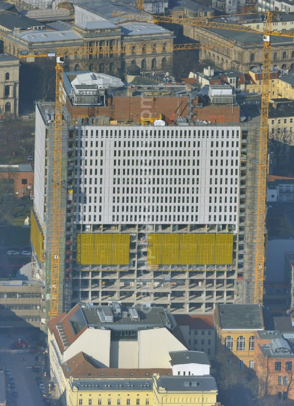 Aerial photograph Berlin - View of Renovation and conversion work on the high house of the bed tower at the University Hospital Charité Campus Mitte (CCM) in the district of Mitte in Berlin