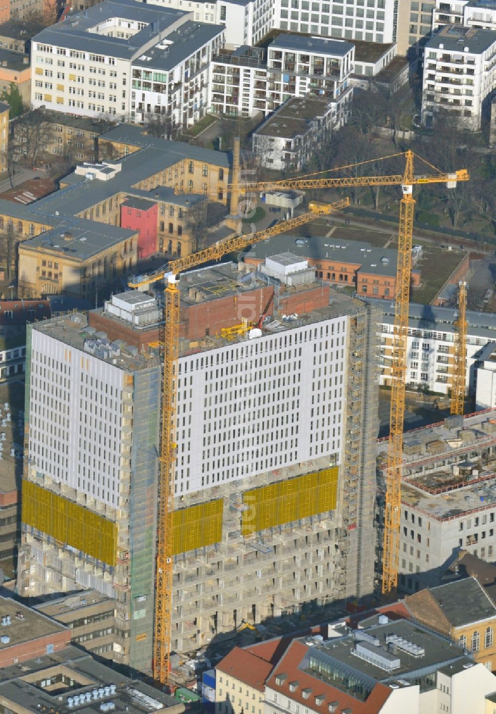 Berlin from the bird's eye view: View of Renovation and conversion work on the high house of the bed tower at the University Hospital Charité Campus Mitte (CCM) in the district of Mitte in Berlin