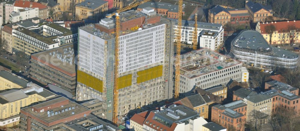 Aerial image Berlin - View of Renovation and conversion work on the high house of the bed tower at the University Hospital Charité Campus Mitte (CCM) in the district of Mitte in Berlin