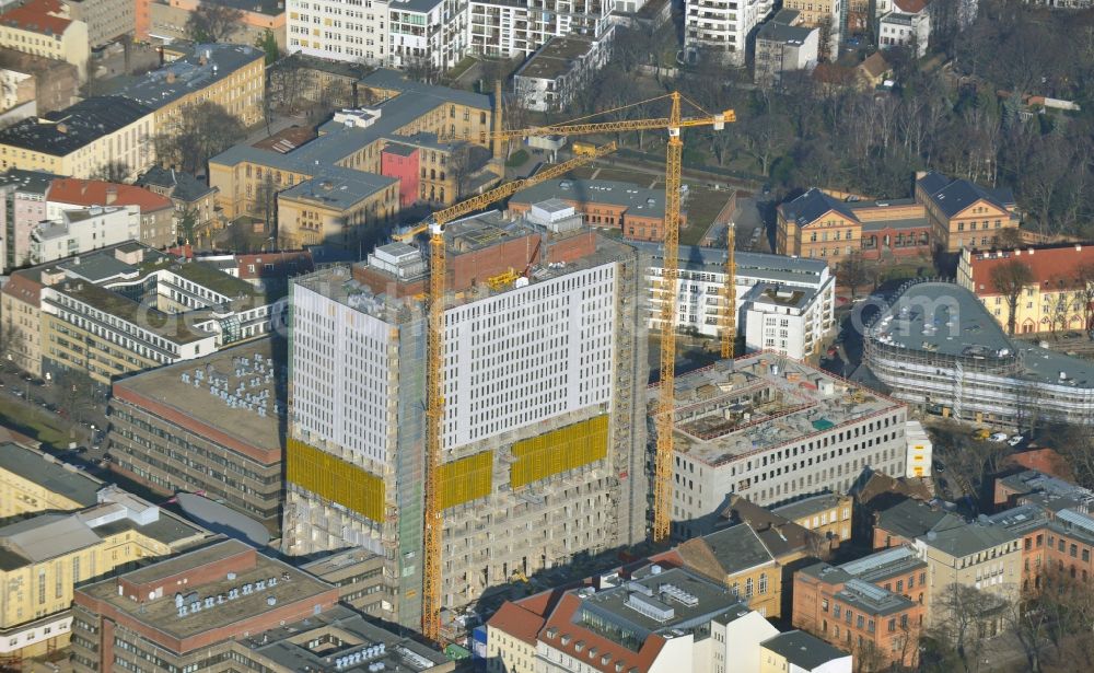 Aerial photograph Berlin - View of Renovation and conversion work on the high house of the bed tower at the University Hospital Charité Campus Mitte (CCM) in the district of Mitte in Berlin