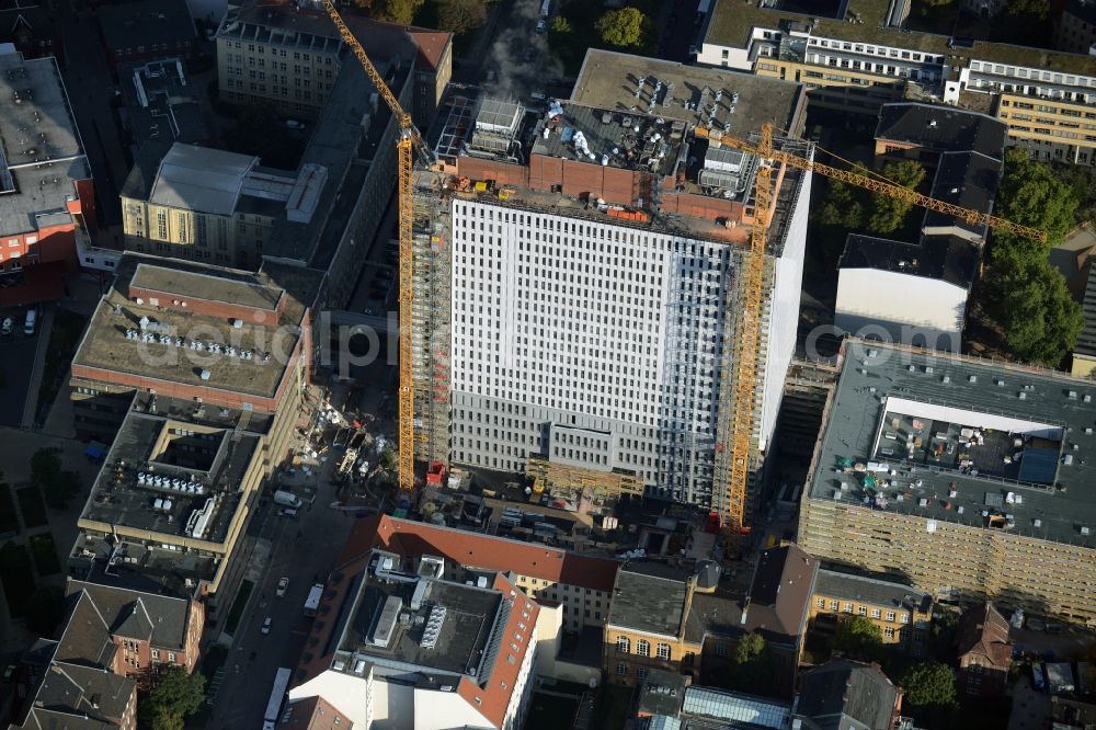 Aerial image Berlin - View of Renovation and conversion work on the high house of the bed tower at the University Hospital Charité Campus Mitte (CCM) in the district of Mitte in Berlin