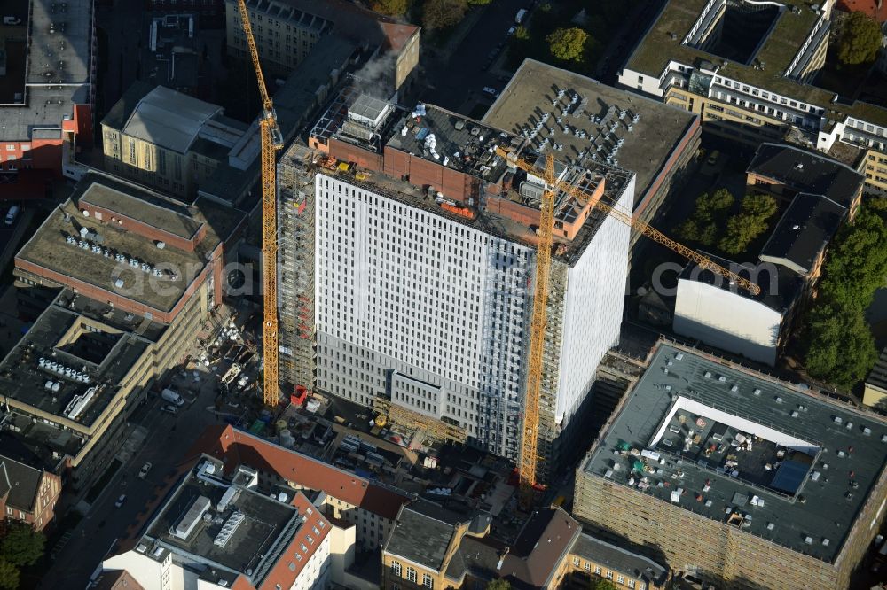 Aerial photograph Berlin - View of Renovation and conversion work on the high house of the bed tower at the University Hospital Charité Campus Mitte (CCM) in the district of Mitte in Berlin