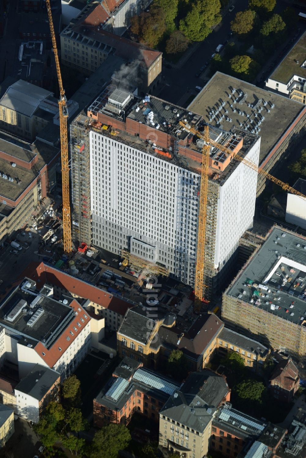 Berlin from above - View of Renovation and conversion work on the high house of the bed tower at the University Hospital Charité Campus Mitte (CCM) in the district of Mitte in Berlin